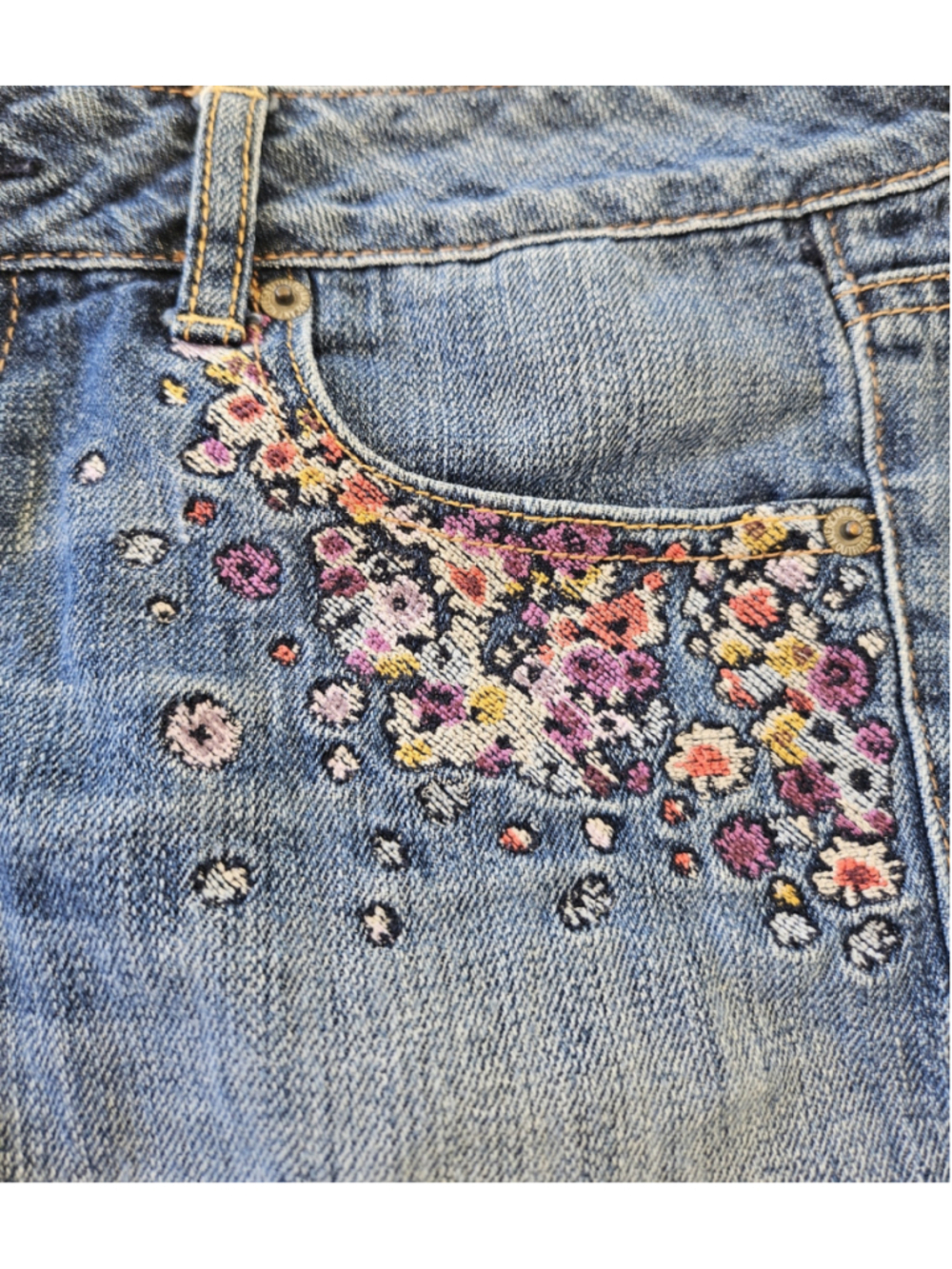 American Eagle Floral Embroidered Distressed Denim Cutoff Shorts Size 8 - Picture 3 of 5